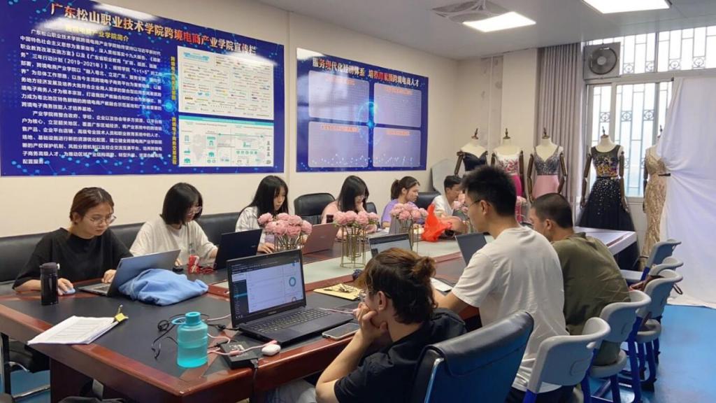喜讯!外语商务学院学子在第七届Ocale全国跨境电商创新创业能力大赛中荣获佳绩 喜讯!外语商务学院学子在第七届Ocale全国跨境电商创新创业能力大赛中荣获佳绩